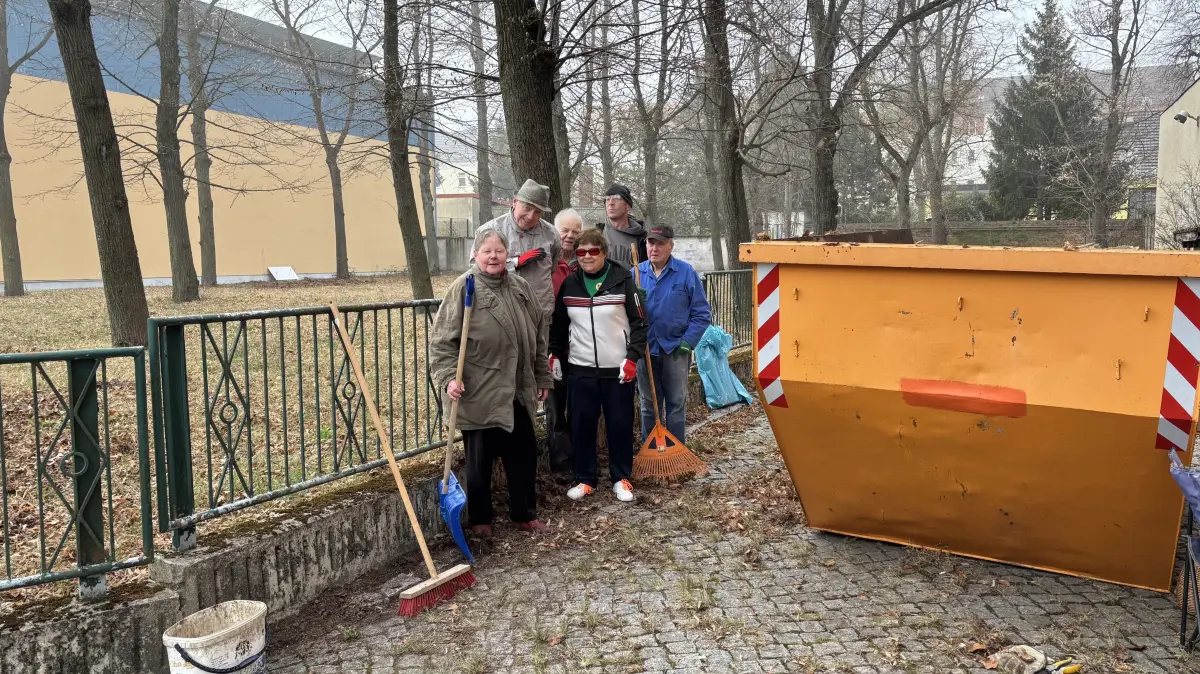 Links vom Volkshaus am angrenzenden Lindengarten wird die Aktion "Weg mit dem Winterdreck von der Wiese" durchgeführt. Petrs Greiner, Lienhard Schneider, Gerhard Krüger, Brigitte Schönsee, Torsten Walter und Manfred Blockberger (v.l.n.r) sind seit 9 Uhr vor Ort.