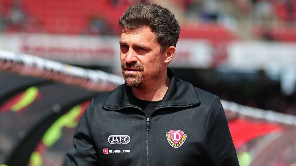 1. FC Nürnberg - Dynamo Dresden: 11.04.2026, Bayern, Nürnberg: Fußball, Männer: 2. Bundesliga, 1. FC Nürnberg - Dynamo Dresden, 29. Spieltag im Max-Morlock-Stadion. Der Trainer Thomas Stamm steht vor Spielbeginn auf dem Platz. Foto: Daniel Karmann/dpa - WICHTIGER HINWEIS: Gemäß den Vorgaben der DFL Deutsche Fußball Liga bzw. des DFB Deutscher Fußball-Bund ist es untersagt, in dem Stadion und/oder vom Spiel angefertigte Fotoaufnahmen in Form von Sequenzbildern und/oder videoähnlichen Fotostrecken zu verwerten bzw. verwerten zu lassen. +++ dpa-Bildfunk +++