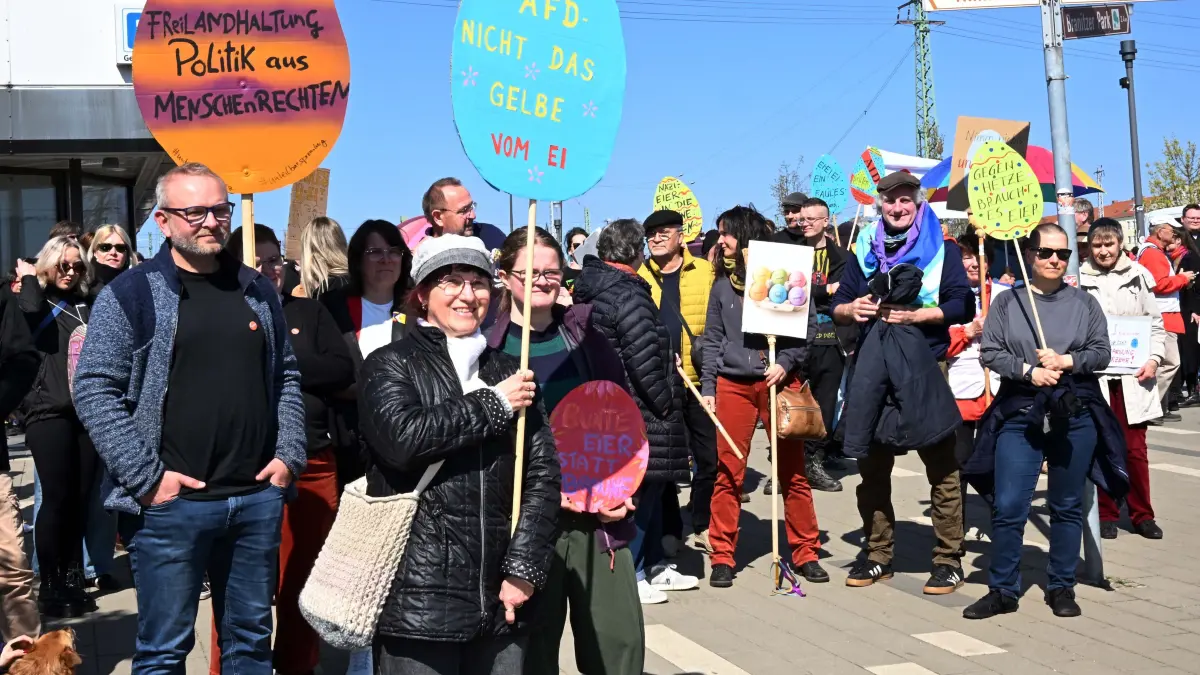 Protest Afd Klausur: AfD in Cottbus
Gegendemo zur Klausur-Tagung der Partei
Die Bundesspitze der AfD traf sich am Wochenende zu einer Tagung in Cottbus. Das Bündnis Unteilbar Südbrandenburg hatte zu einer Gegendemonstration auf dem Cottbuser Bahnhofsvorplatz aufgerufen. Dem Aufruf waren knapp 100 aus Cottbus und dem Umland Menschen gefolgt. Unter dem Motto „Jedes Ei wird besser geprüft als diese Partei“ wandte sich das Bündnis gegen die AfD-Klausurtagung. Unteilbar Südbrandenburg engagiert sich seit 2020 gegen Rechtsextremismus.