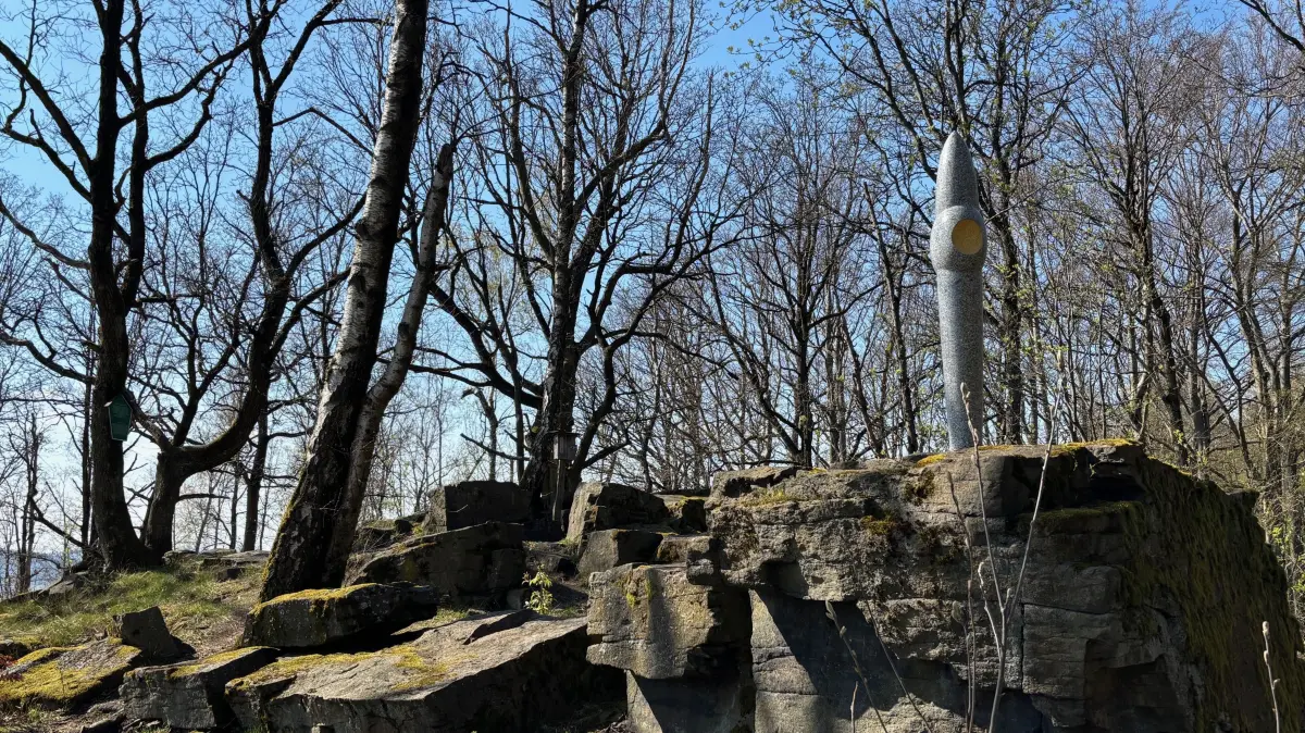 Impression vom Gipfel und seinen Gipfelklippen auf dem Thromberg. Was es indes mit der Skulptur auf den Felsen auf sich hat, ist vor Ort nicht erklärt. Allerdings sollen dort die sieben sorbischen Könige ihre letzte Ruhe gefunden haben.