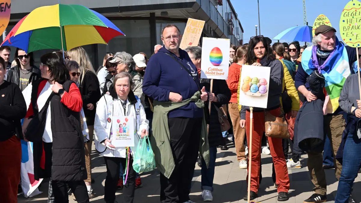 Protest Afd Klausur: AfD in Cottbus
Gegendemo zur Klausur-Tagung der Partei
Die Bundesspitze der AfD traf sich am Wochenende zu einer Tagung in Cottbus. Das Bündnis Unteilbar Südbrandenburg hatte zu einer Gegendemonstration auf dem Cottbuser Bahnhofsvorplatz aufgerufen. Dem Aufruf waren knapp 100 aus Cottbus und dem Umland Menschen gefolgt. Unter dem Motto „Jedes Ei wird besser geprüft als diese Partei“ wandte sich das Bündnis gegen die AfD-Klausurtagung. Unteilbar Südbrandenburg engagiert sich seit 2020 gegen Rechtsextremismus.