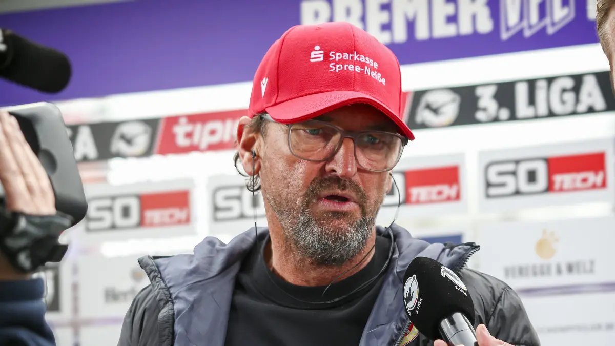 Deutschland: 3. Liga 2025/2026, 33. Spieltag - VfL Osnabrück vs Energie Cottbus - Bremer Brücke Osnabrück: Claus-Dieter Wollitz Trainer Energie Cottbus Osnabrück *** Germany 3 Liga 2025 2026, Matchday 33 VfL Osnabrück vs Energie Cottbus Bremer Brücke Osnabrück Claus Dieter Wollitz Coach Energie Cottbus Osnabrück Copyright: xAymanxAlahmedx