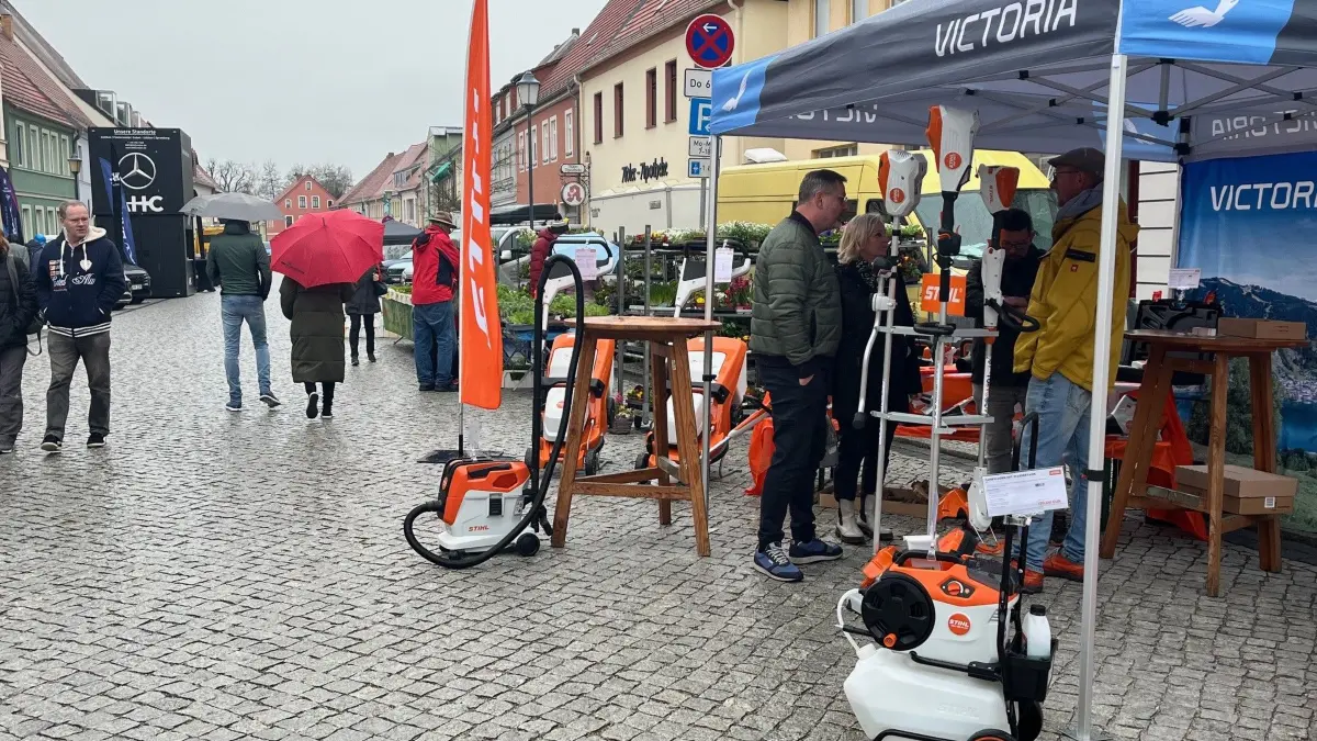 Besucher informieren sich trotz wechselhaften Wetters auf der Automeile in Herzberg über aktuelle Modelle und Antriebe.