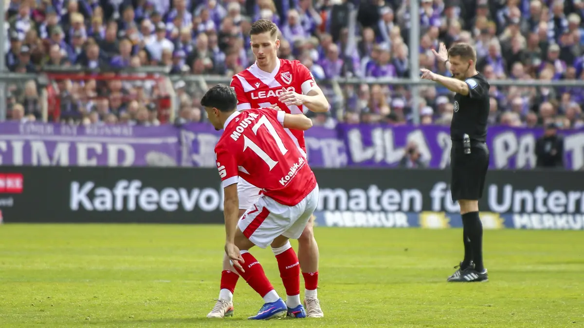 Deutschland: 3. Liga 2025/2026, 33. Spieltag - VfL Osnabrück vs Energie Cottbus - Bremer Brücke (Osnabrück): Axel Borgma: Deutschland: 3. Liga 2025/2026, 33. Spieltag - VfL Osnabrück vs Energie Cottbus - Bremer Brücke Osnabrück: Axel Borgmann Energie Cottbus, 20 Can Moustfa Energie Cottbus, 17 Osnabrück *** Germany 3 Liga 2025 2026, 33 Matchday VfL Osnabrück vs Energie Cottbus Bremer Brücke Osnabrück Axel Borgmann Energie Cottbus, 20 Can Moustfa Energie Cottbus, 17 Osnabrück Copyright: xAymanxAlahmedx