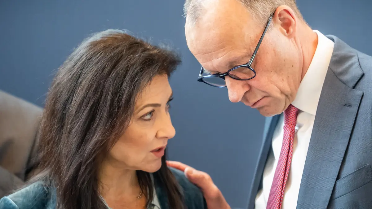 CDU Bundesvorstand: 13.04.2026, Berlin: Bundeskanzler Friedrich Merz (CDU,r) spricht mit Katherina Reiche (CDU), Bundesministerin für Wirtschaft und Energie, zu Beginn der Sitzung des CDU Bundesvorstands im Konrad-Adenauer Haus. Foto: Michael Kappeler/dpa +++ dpa-Bildfunk +++