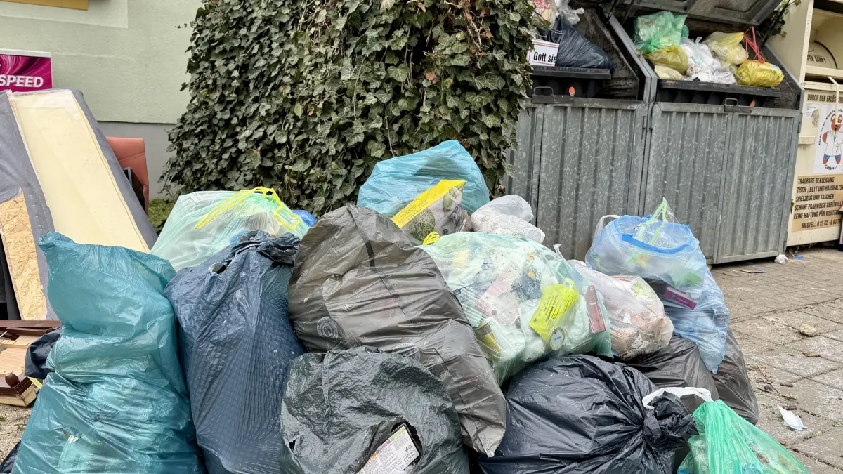 Nicht abholte Müllberge sind im gesamten Stadtgebiet zu finden, wie hier in der Zittauer Straße. Alba plant eigenen Angaben zufolge nach dem Streik keine Sondertouren.