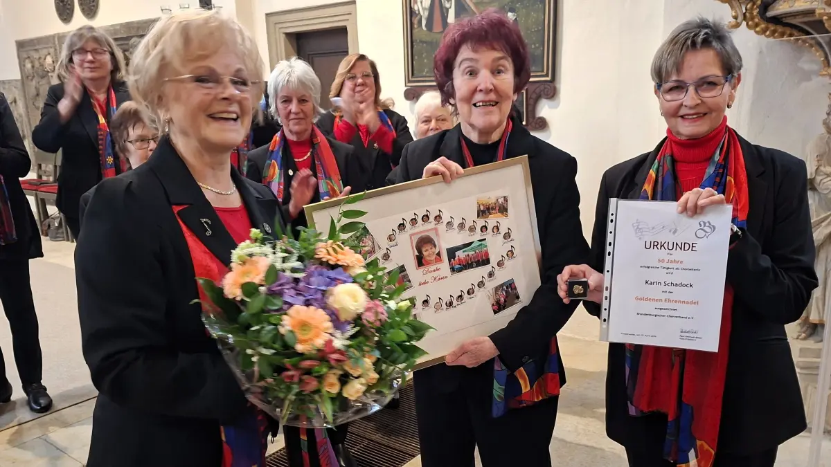Karin Schadock (Mitte) wird als Chorleiterin von Annette Fähnel (l.) und Urita Lademann verabschiedet. Karin Schadock wurde dazu mit der Goldenen Ehrennadel des Brandenburgischen Chorverbandes geehrt.