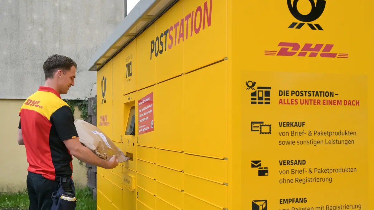425422876: DHL-Paketzusteller Marcus Stein bestückt die erste Poststation von Sachsen-Anhalt mit Sendungen für die Kunden. Die Station bietet zahlreiche Möglichkeiten rund um den Empfang und Versand von Briefen und Paketen. Hier können Kunden Brief- und Paketmarken ausdrucken, Briefe versenden, Pakete empfangen und versenden. Die Bezahlung kann bargeldlos erfolgen.