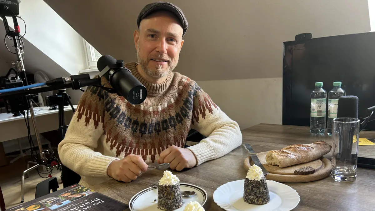 Podcast-Gast Olaf Kosert, Koch und Moderator beim rbb, hat als typisches Gericht aus Brandenburg Mohnpielen mitgebracht.