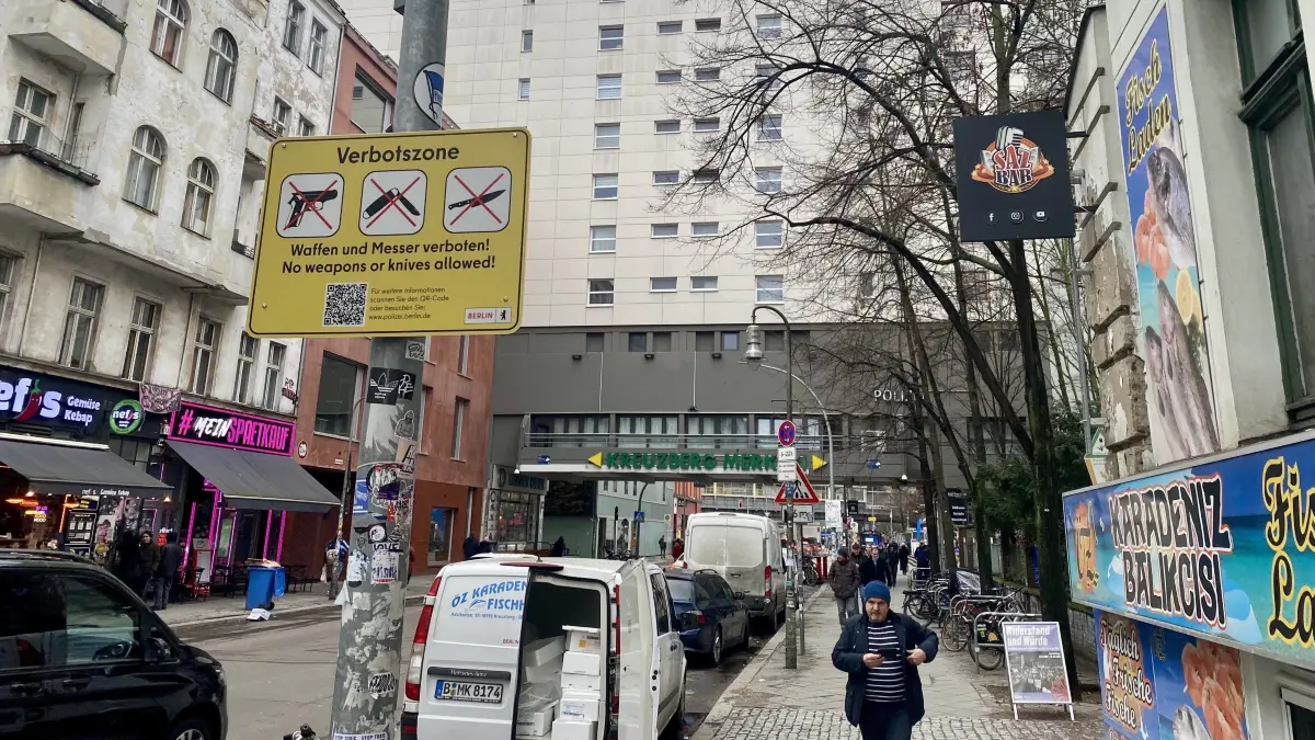 Schon in den 1980er Jahren ein Problemviertel: Die Gegend um das Kottbusser Tor gehört alljährlich zu den Hotsptos der Kriminalität in den Statistiken der Berliner Polizei. Heute weisen dort gelbe Schilder auf ein verhängtes Waffen- und Messerverbot hin.