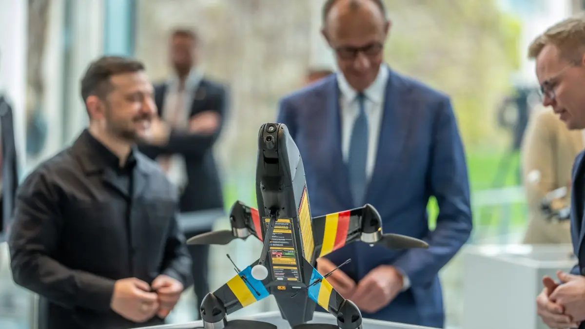 Deutsch-ukrainische Regierungskonsultationen: 14.04.2026, Berlin: Bundeskanzler Friedrich Merz (CDU, M) besichtigt neben Wolodymyr Selenskyj (l), Präsident der Ukraine, eine Strila Drohne bei einer Ausstellung von deutsch-ukrainischen Co-Produktionen im Bundeskanzleramt anlässlich der deutsch-ukrainischen Regierungskonsultationen. Foto: Michael Kappeler/dpa +++ dpa-Bildfunk +++