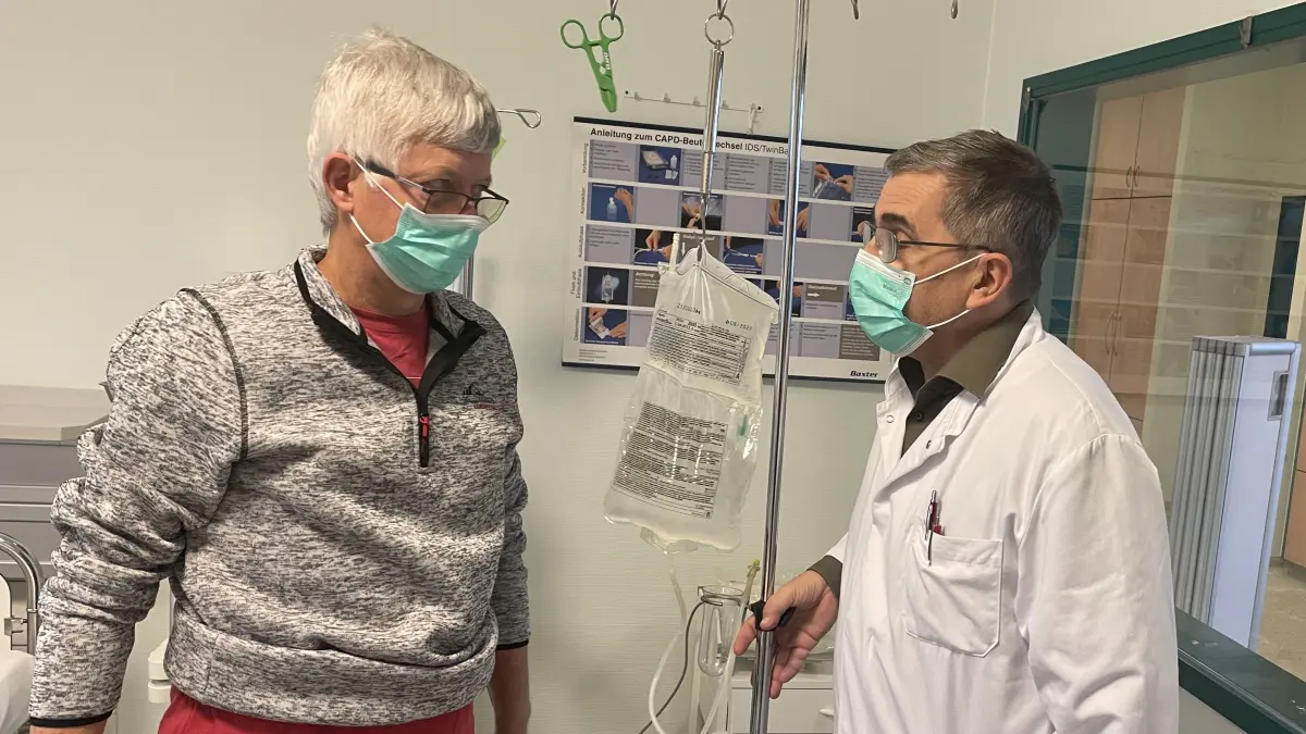 Prof. Dr. Beige mit seinem Dialyse-Patienten Rolf Müller. Rolf Müller wird seit mehreren Monaten am KfH Nierenzentrum in Finsterwalde nach einer besonderen Methode behandelt.