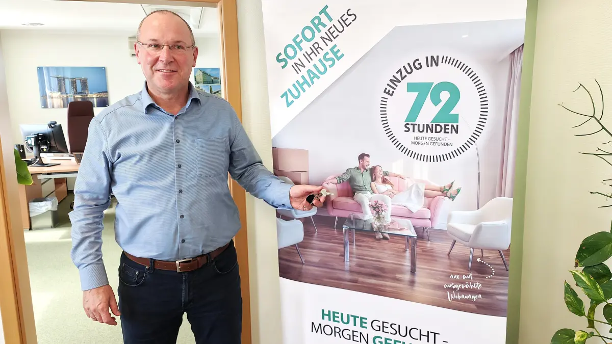 Der Geschäftsführer der Wohnungsgesellschaft Hoyerswerda, Steffen Markgraf, präsentiert das neue Vermietungsangebot.