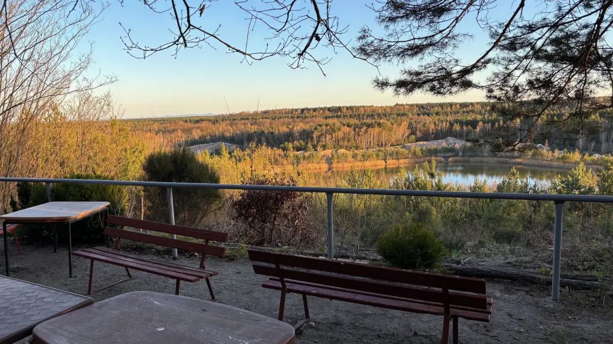 Abendstimmung am Heinzelblick auf dem Kostebrauer Morgenstern. Unterhalb des lauschigen Aussichtspunktes erstreckt sich der Friedrichsthaler See.