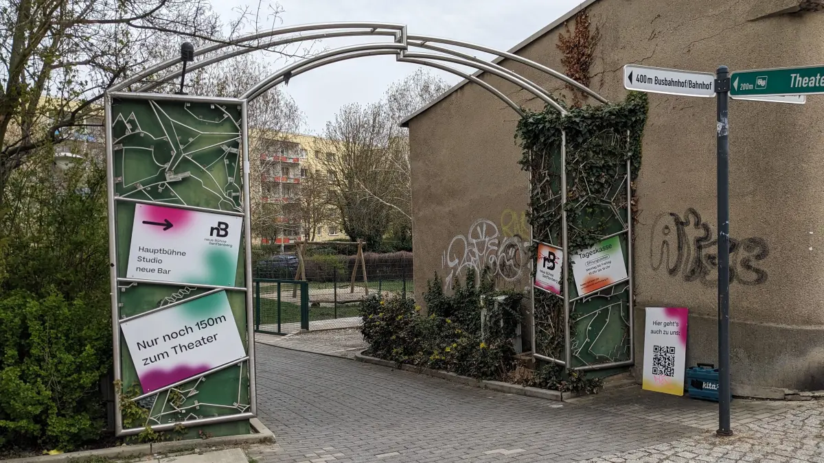 Das von Manfred Vollmert angefertigte Eingangstor zur Theaterpassage wirkt jetzt leer. Denn die dort befindlichen Bronzefiguren wurden geklaut.