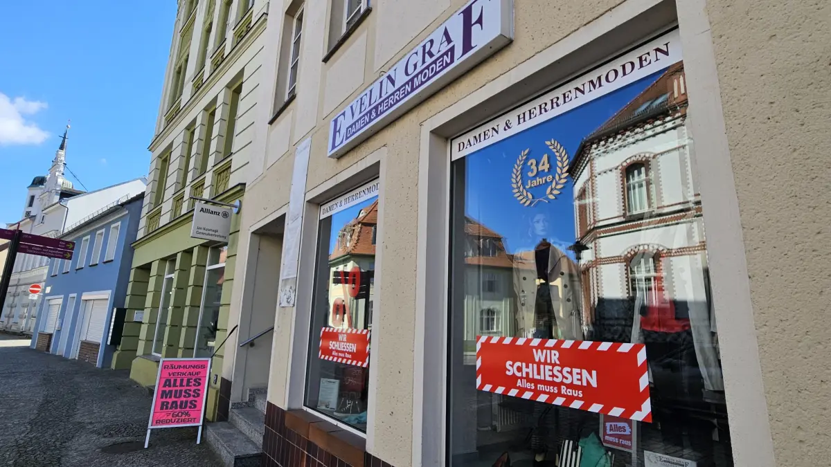 Nach 35 Jahren ist Schluss: Das Modegeschäft von Evelin Graf in der Hoyerswerdaer Altstadt steht im Ausverkauf – die roten Schilder kündigen den Abschied bereits an.