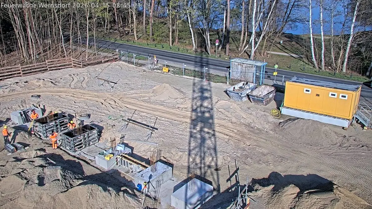 Baustelle der Feuerwache Wernsdorf. Im Hintergrund ist die Niederlehmer Chaussee zu sehen.