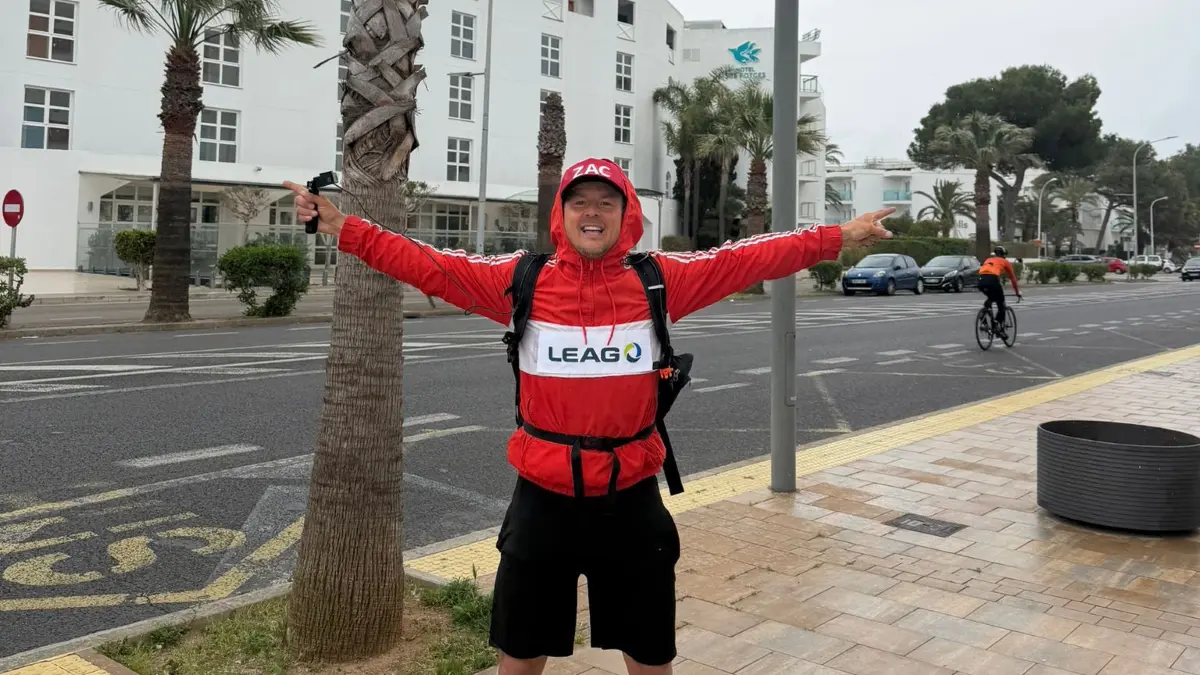 Sänger Alexander Knappe ist inzwischen auf Mallorca angekommen und absolviert die letzten Etappen seiner Huckepack Tour bis zum Ballermann. Dort will er im Bierkönig auftreten.