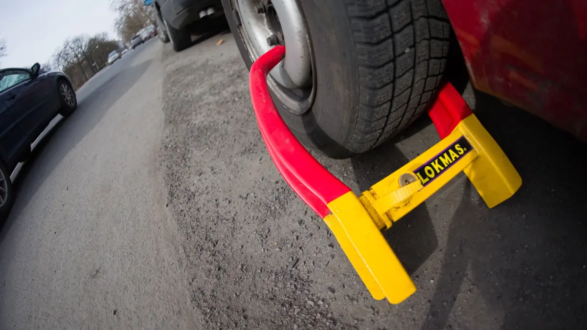 ARCHIV - An einem Vorderrad eines PKW ist eine «Parkkralle» angebracht, aufgenommen am 24.03.2010 in Berlin. Foto: Arno Burgi/dpa (zu dpa Umfrage vom 12.10.2013) +++ dpa-Bildfunk +++