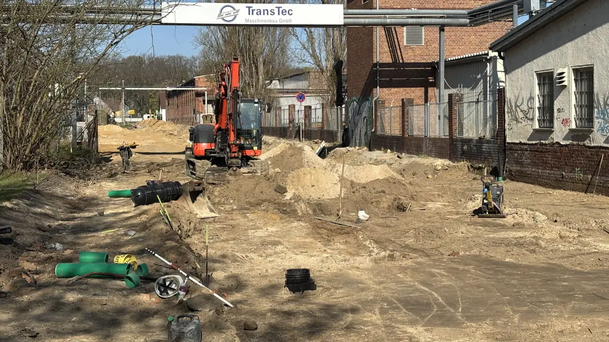 Der grundhafte Ausbau der Landestraße L54 in der Ortsdurchfahrt Vetschau wird seit dem 7. April mit dem siebten und letzten Bauabschnitt planmäßig fortgesetzt. Dieser abschließende Abschnitt umfasst eine Länge von rund 200 Metern und erstreckt sich von der Zufahrt zur ehemaligen Trans Tec F&E Vetschau GmbH bis kurz vor den Kreisverkehr am Bahnhof.