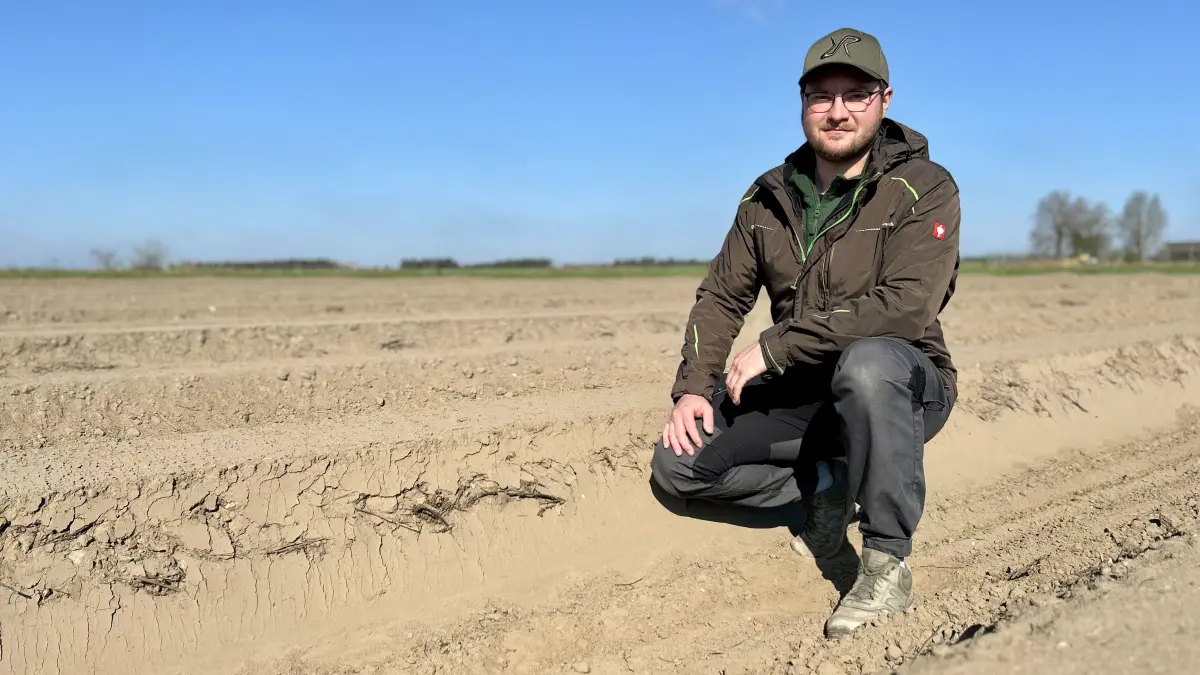 Max Scharkowski vom Spargelhof in Kalkwitz bei Calau auf dem Feld.