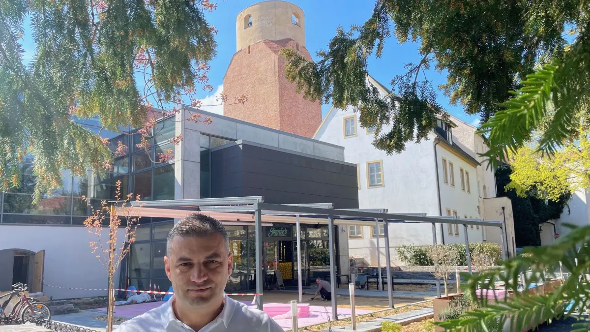 Menaf Ademi hat die Gaststätte Jamies im Bürgerhaus in Bad Liebenwerda übernommen und investiert kräftig in einen überdachten Biergarten.