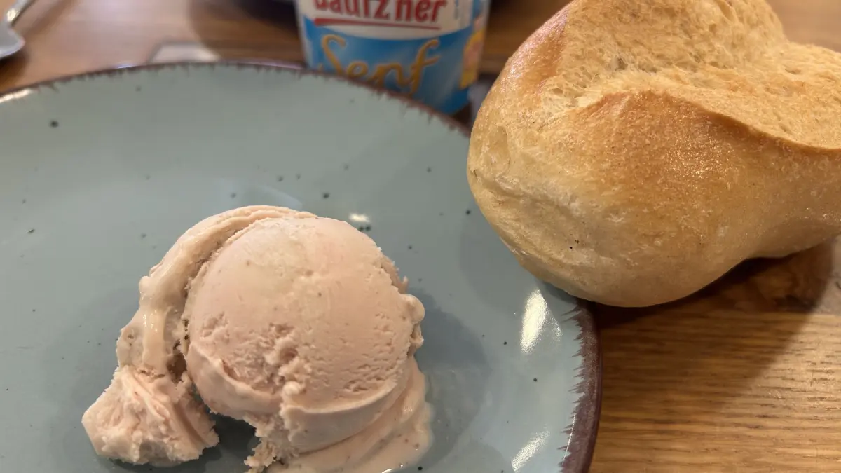Eiscreme mit der Geschmacksrichtung Leberwurst wird momentan im Eiscafé Kännchenklein angeboten. Was steckt hinter der außergewöhnlichen Kreation? Die LR hat das Eis zusammen mit Mitinhaberin Juliane Förster mit Senf und Brötchen verkostet.