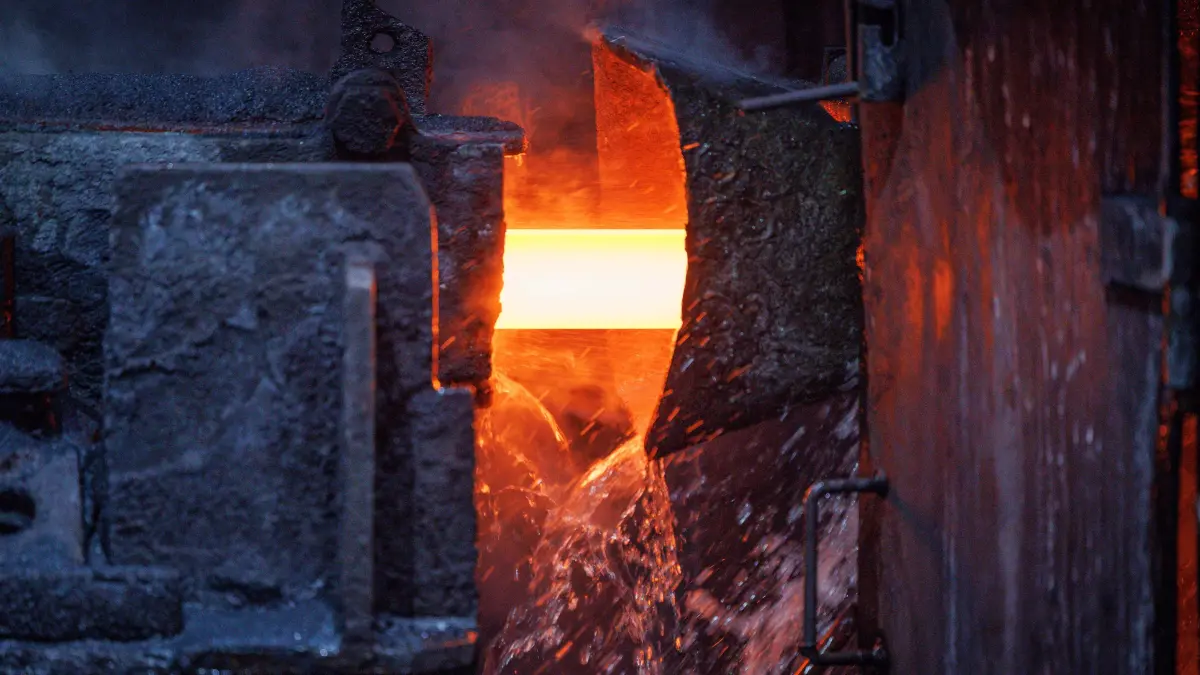 Blick auf Stabstahl auf einer neuen Walzstraße im Stahlwerk Georgsmarienhütte. Der Kocks-Block ist ein spezielles Walzwerk des deutschen Unternehmens Kocks für die Stahlindustrie zur Herstellung von z.B. Stabstahl und Walzdraht. +++ dpa-Bildfunk +++