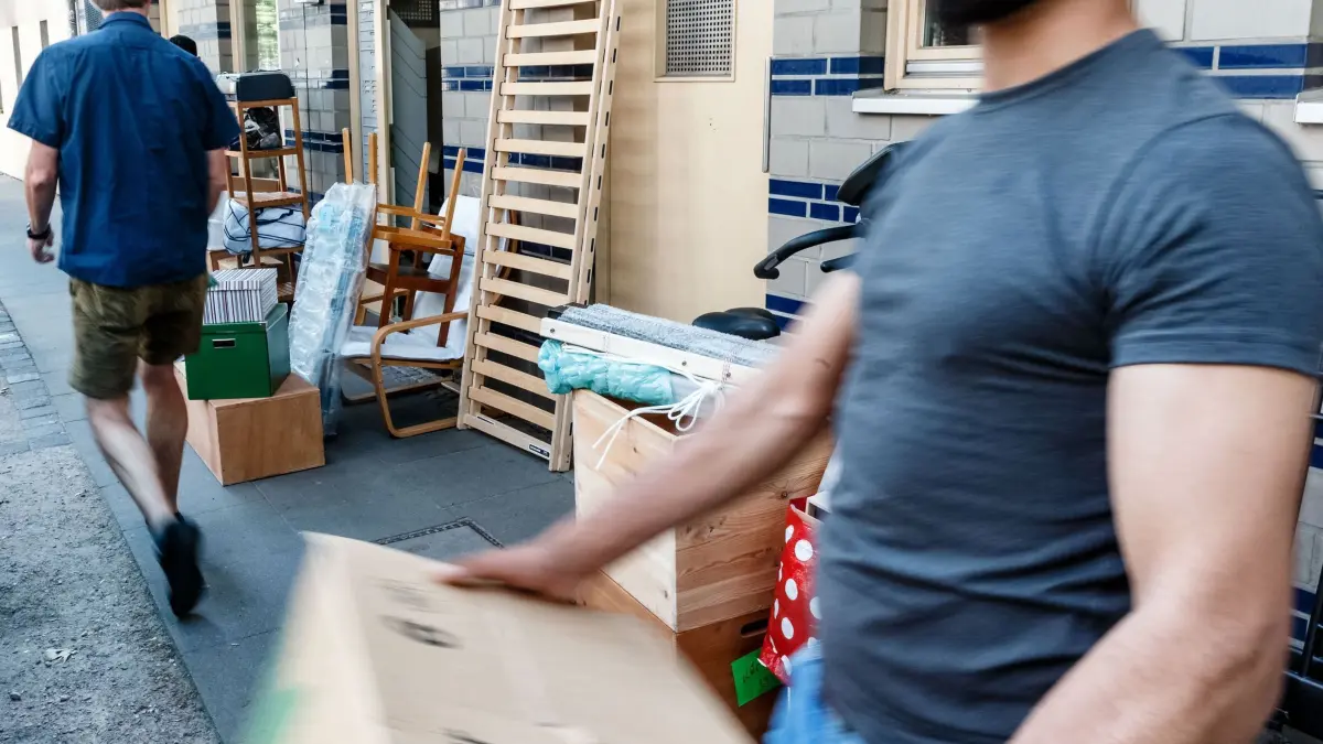 Umzugshelfer verladen Umzugskartons und Hausrat
