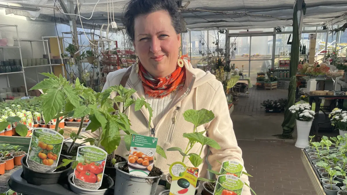 Janet Kühne aus Finsterwalde zeigt Starkzehrer-Pflanzen, für die es natürliche Mittel zum Schutz und zur Stärkung gibt.
