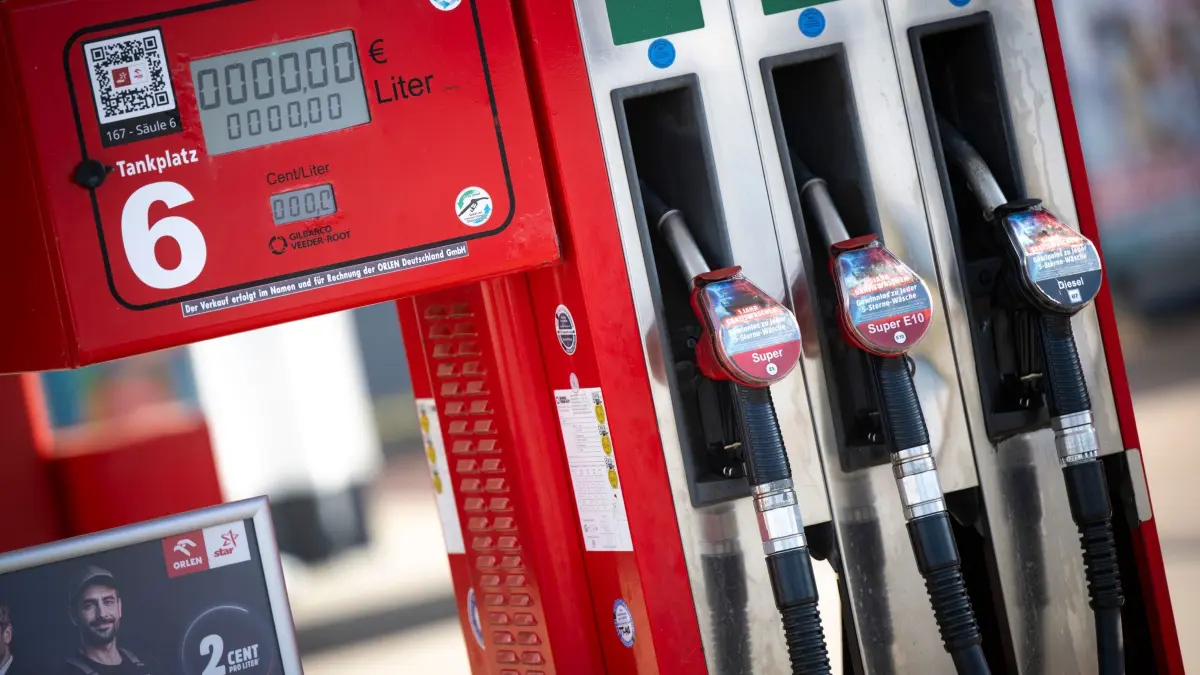 Spritpreise (Symbolfoto): ARCHIV - 18.03.2026, Mecklenburg-Vorpommern, Graal-Müritz: An einer Zapfsäule an einer Tankstelle hängen die Tankschläuche der Kraftstoffe Superbenzin (l-r), Super E10 und Diesel. (zu dpa: «E10 in Thüringen teurer als in mehreren Bundesländern») Foto: Philip Dulian/dpa +++ dpa-Bildfunk +++