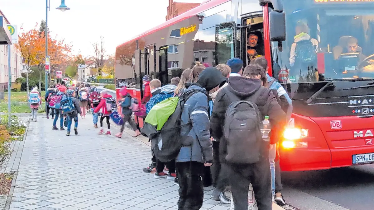 Grundschule Welzow, Bus 883: Grundschule Welzow. Grundschüler aus Neupetershain steigen aus, Oberschüler aus Welzow steigen ein, um nach Großräschen zu fahren.
