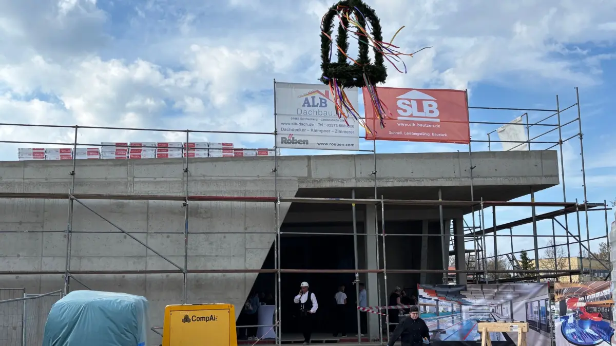 Der Richtkranz schwebt über dem Anbau für das Senftenberger Erlebnisbad. Noch voraussichtlich ein gutes Jahr sollen die Arbeiten andauern.