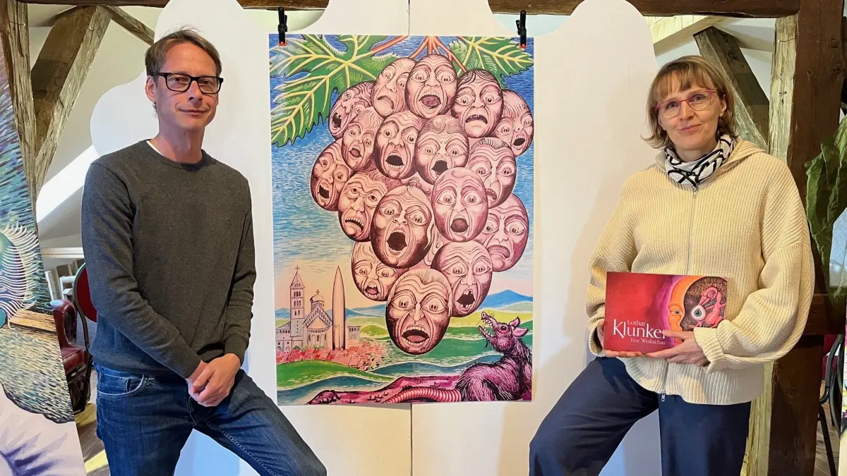 Stephanie Kammer und Christian Poser im Proberaum über der BücherKammer mit einem Gemälde von Lothar Klunker. Das Gemälde spielt auch im neuen Stück der ScHerzberger eine Rolle.