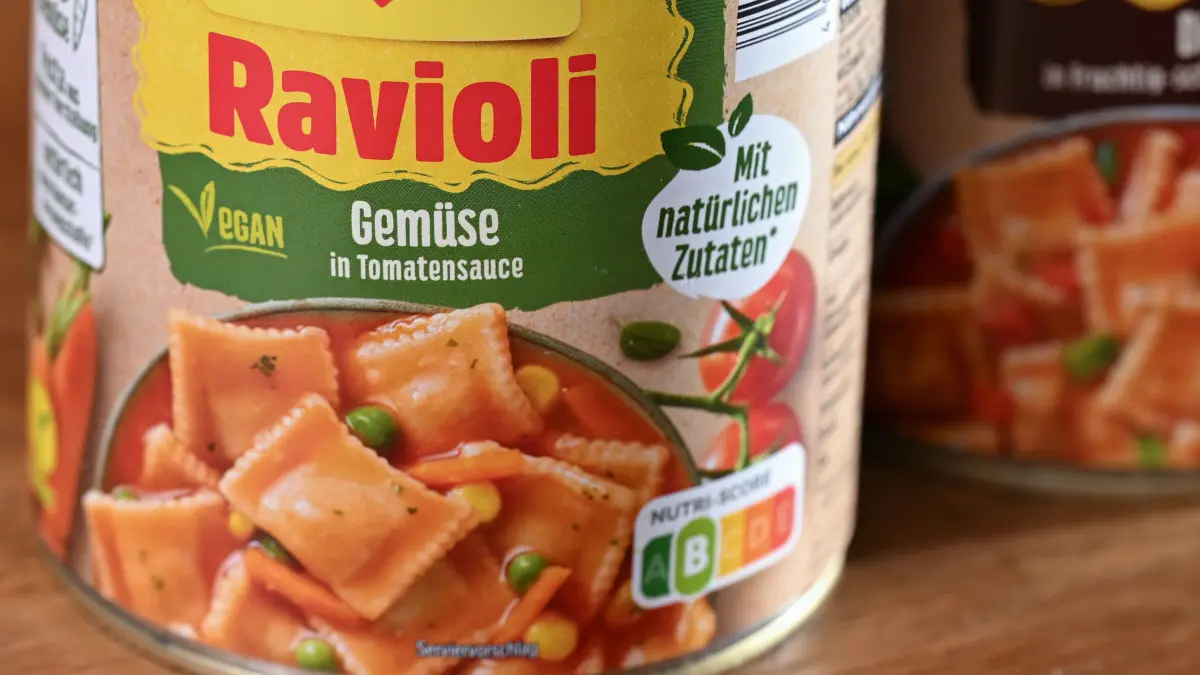 Ravioli aus der Dose von Maggi stehen in einer Küche.