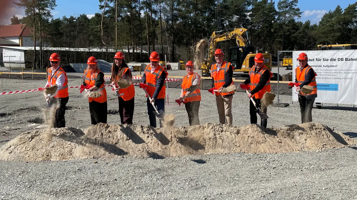 Vertreter der Bahnbau Gruppe, der Stadt und des Landkreises Bautzen vollziehen gemeinsam den ersten Spatenstich für den Neubau des Qualifizierungszentrums in Knappenrode.