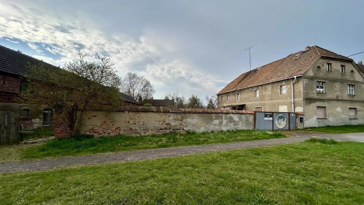In Gießmannsdorf bei Luckau steht der alte Gutshof zum Verkauf.
