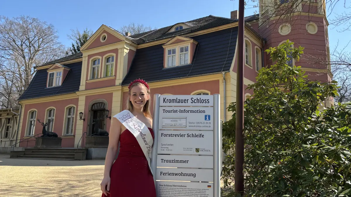 Amtierende Blütenkönigin Stefanie vor dem Schloss in Kromlau.
