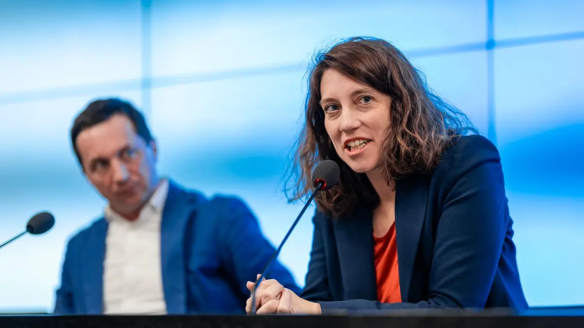PK zur Neuaufstellung der SPD-Landtagsfraktion: ARCHIV - 25.03.2026, Baden-Württemberg, Stuttgart: Dorothea Kliche-Behnke (r), stellvertretende Fraktionsvorsitzende der SPD Baden-Württemberg, spricht während einer Landespressekonferenz neben Sascha Binder (l), Fraktionsvorsitzender der SPD Baden-Württemberg, über die Neuaufstellung der SPD-Landtagsfraktion. (zu dpa: «Nächste Bewerberin: Kliche-Behnke will SPD-Chefin werden») Foto: Christoph Schmidt/dpa +++ dpa-Bildfunk +++