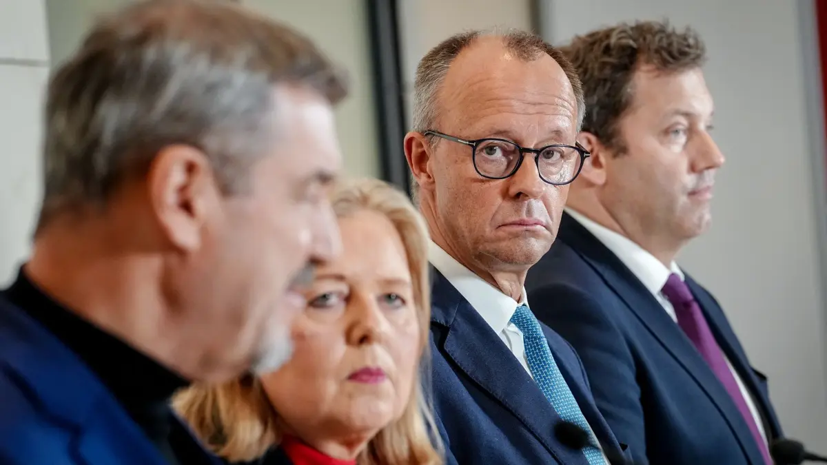 Schlechte Noten im ZDF-Politbarometer: ARCHIV - 13.11.2025, Berlin: Markus Söder (l-r), CSU-Vorsitzender und Ministerpräsident von Bayern, Bärbel Bas (SPD), Bundesministerin für Arbeit und Soziales und SPD-Parteivorsitzende, Bundeskanzler Friedrich Merz (CDU) und Lars Klingbeil (SPD), Bundesminister der Finanzen, Vizekanzler und SPD-Bundesvorsitzender, geben am Rande des Koalitionsausschusses eine Pressekonferenz. (zu dpa: «AfD nun auch im «Politbarometer» stärkste Kraft») Foto: Kay Nietfeld/dpa +++ dpa-Bildfunk +++