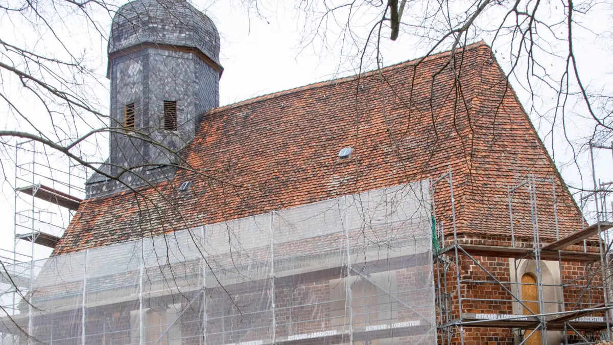 Die Laasower Kirche war bisher eingedeckt mit Biberschwanzziegeln, die aber nicht mehr die Dichtheit gewährleisteten. Die zu sanierende Dachfläche beträgt 400 Quadratmeter.