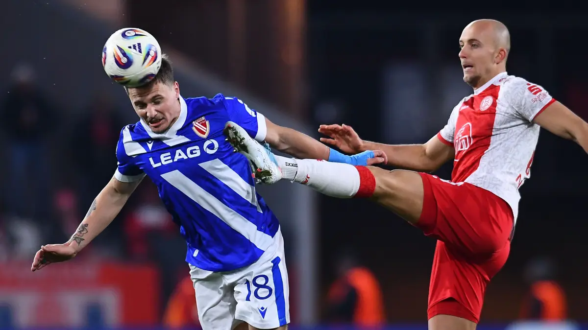 Fußball 3. Liga 15.Spieltag: Rot-Weiss Essen - Energie Cottbus am 23.11.2025 im Stadion an der Hafenstrasse in Essen
Erik Engelhardt ( Energie Cottbus ), links - Tobias Kraulich ( Rot-Weiss Essen ), rechts
Foto: Thorsten Tillmann / FUNKE Foto Services