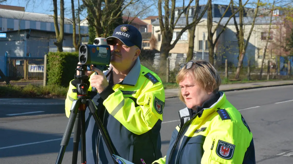 Blitzermarathon in Spremberg: Die Revierpolizistin Tatjana Farys und Kollege Ullrich Nowotnick haben am Freitag (17. April 2026) am Gymnasium die Straße ins Visier genommen.