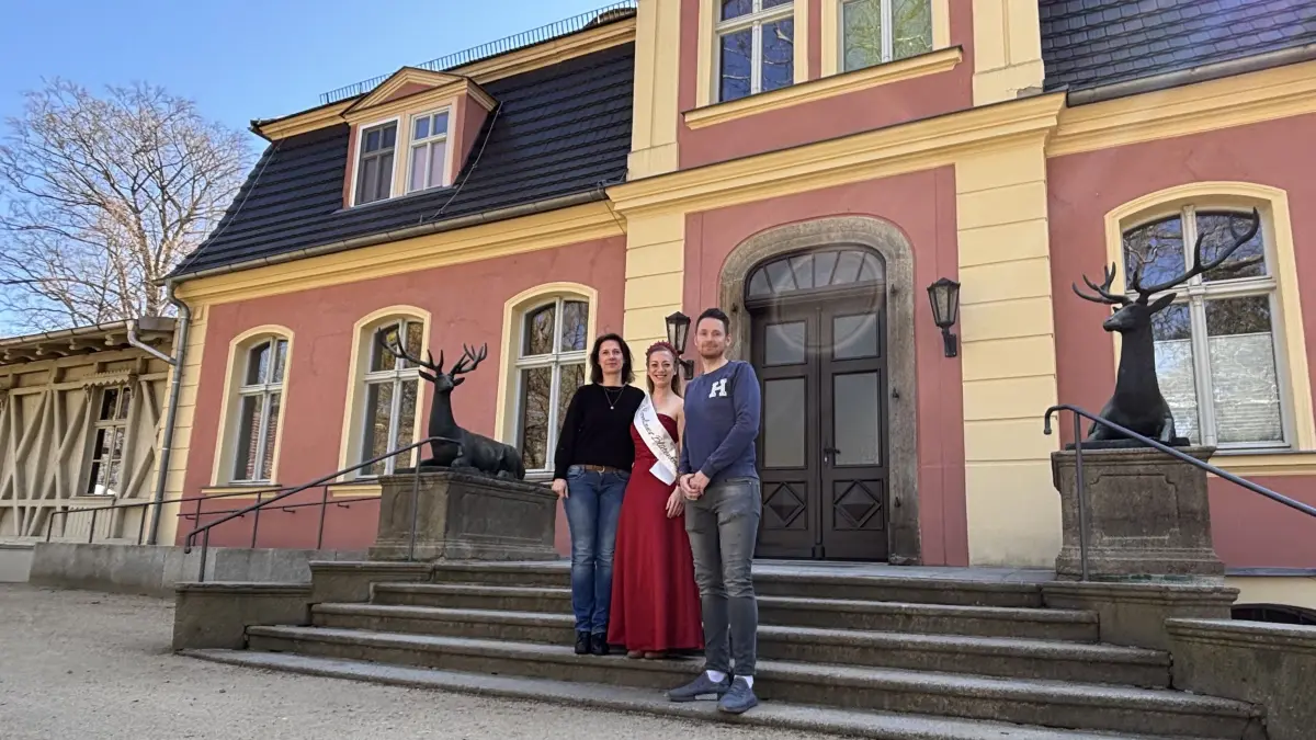 Mandy Klau, Kromlaus Blütenkönigin Stefanie und Festkomitee Vorsitzender Mathias Mersiovsky (v.l.n.r) vor dem Kromlauer Schloss, in dem sich mitunter die Tourismusinformation befindet