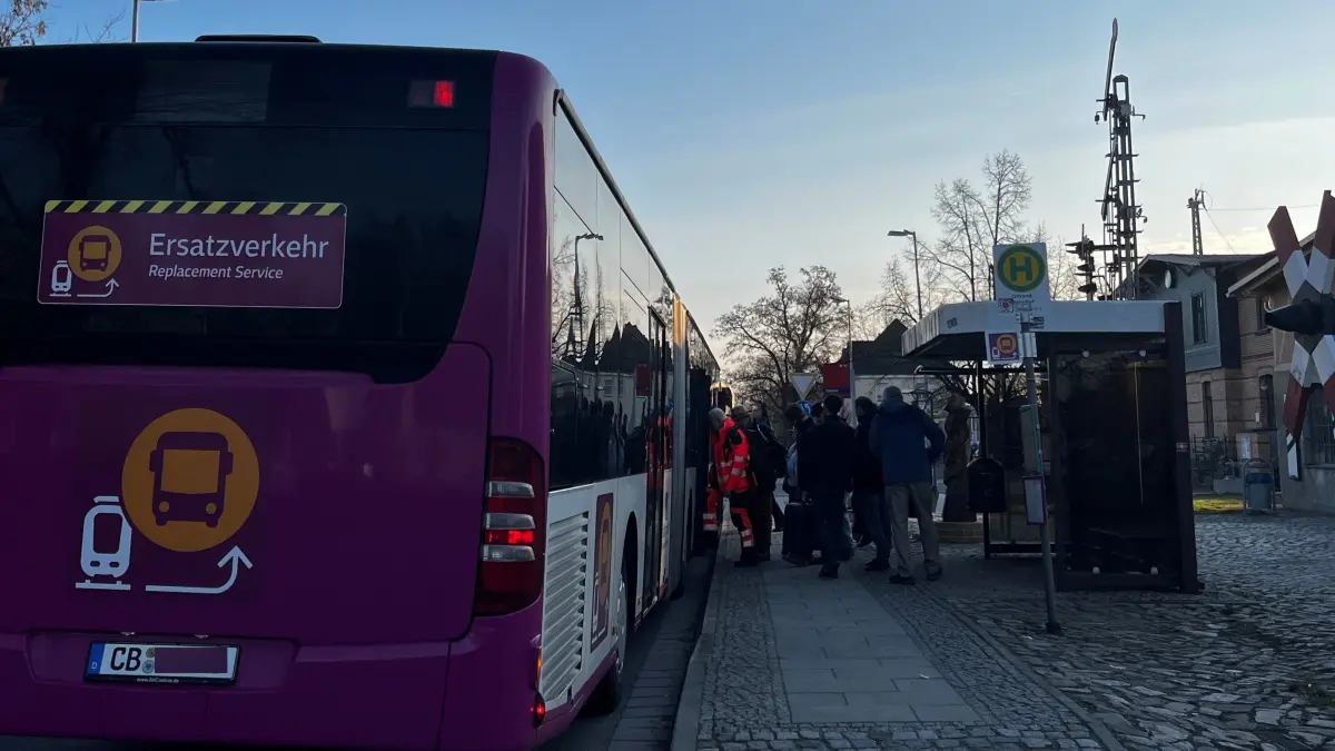 Seit 10. April sind Fahrgäste der Linien RE15 und RE18 zwischen Ortrand und Ruhland mit dem Schienenersatzverkehr unterwegs.