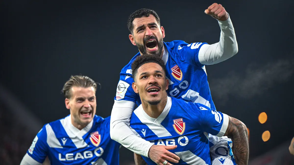 Deutschland, Fußball, 3. Liga, 15. Spieltag, 2025/2026, Rot-Weiss Essen vs FC Energie Cottbus, 23.11.2025, Stadion an der Hafenstrasse, Essen, Deutschland, Tolcay Cigerci Energie Cottbus, 10 Justin Butler Energie Cottbus, 31 jubeln über den Treffer zum 0:2 *** Germany, Football, 3 League, Matchday 15, 2025 2026, Rot Weiss Essen vs FC Energie Cottbus, 23 11 2025, Stadion an der Hafenstrasse, Essen, Germany, Tolcay Cigerci Energie Cottbus, 10 Justin Butler Energie Cottbus, 31 cheer for the goal to make it 0 2 Copyright: xMarkusxVerwimpx