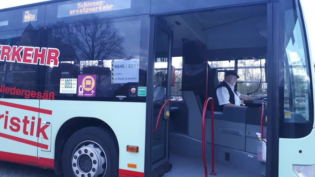 Busfahrer Jürgen Langermann wartet am Bahnhof in Forst auf Fahrgäste Richtung Cottbus. Er und seine Kollegen von LEO-Reisen Cottbus sind derzeit täglich auf der Strecke unterwegs. Das Unternehmen wurde von der Odeg für den SEV beauftragt. Fahrgäste meinen, die Odeg sollte weitere Busse ordern.