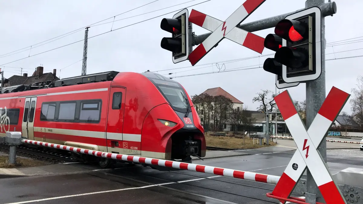 Eisenhüttenstadt. Zug der Linie RE10 von Frankfurt (Oder) nach Leipzig kurz vor dem Bahnhof Eisenhüttenstadt. 22.02.2026 Foto: Frank Groneberg