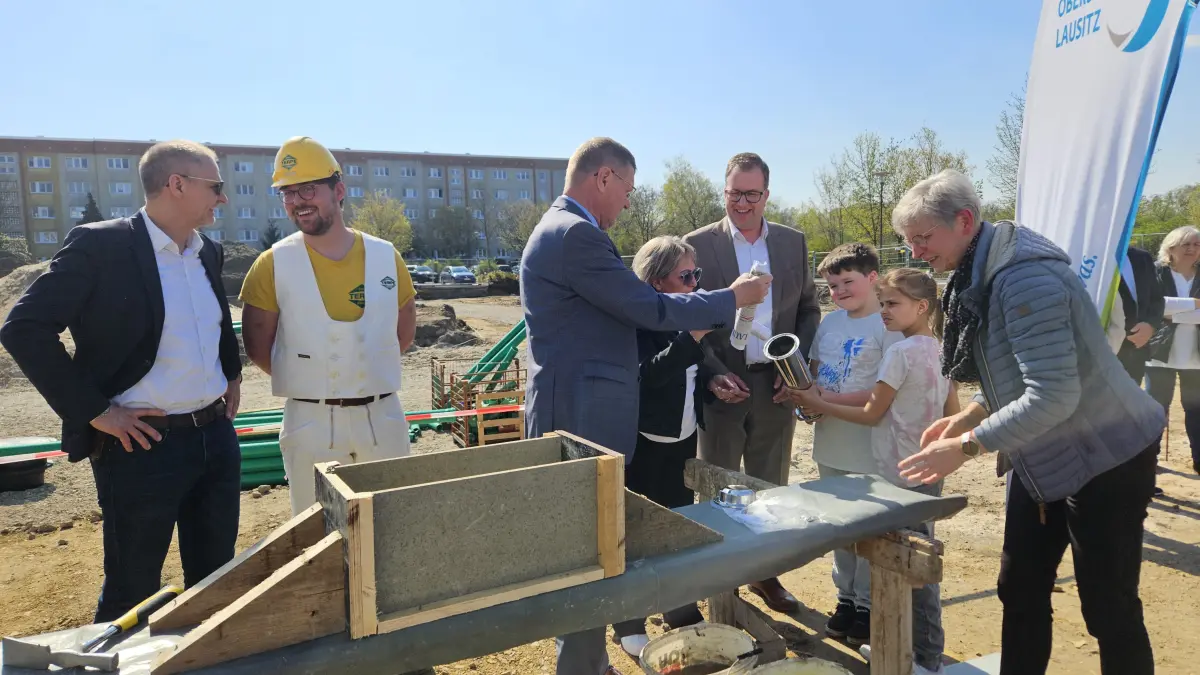 Ein Stück Gegenwart für die Zukunft: Landrat Siegurd Heinze (parteilos) legt bei der Grundsteinlegung auch eine aktuelle Ausgabe der Lausitzer Rundschau in die Zeitkapsel.