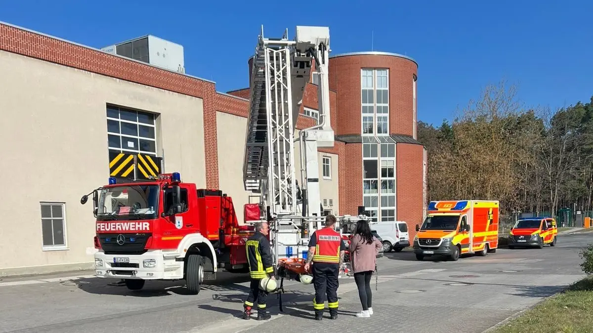 Die Feuerwehr Bad Liebenwerda hat mit dem Hubretter einen Dachdecker nach einer gesundheitlichen Notlage vom Dach der Mineralquellen GmbH geholt.